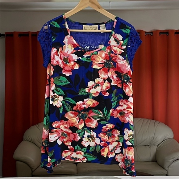 NWT Life Style Women’s Short Sleeve Life Style Shark Bite Top Size M - Picture 1 of 5